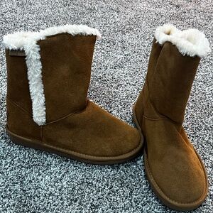 Minnetonka boots brown in color size 8 Like new condition